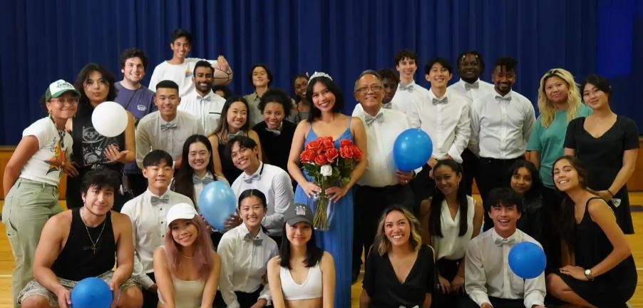 The cast and crew of 18 roses are gathered for a group photo