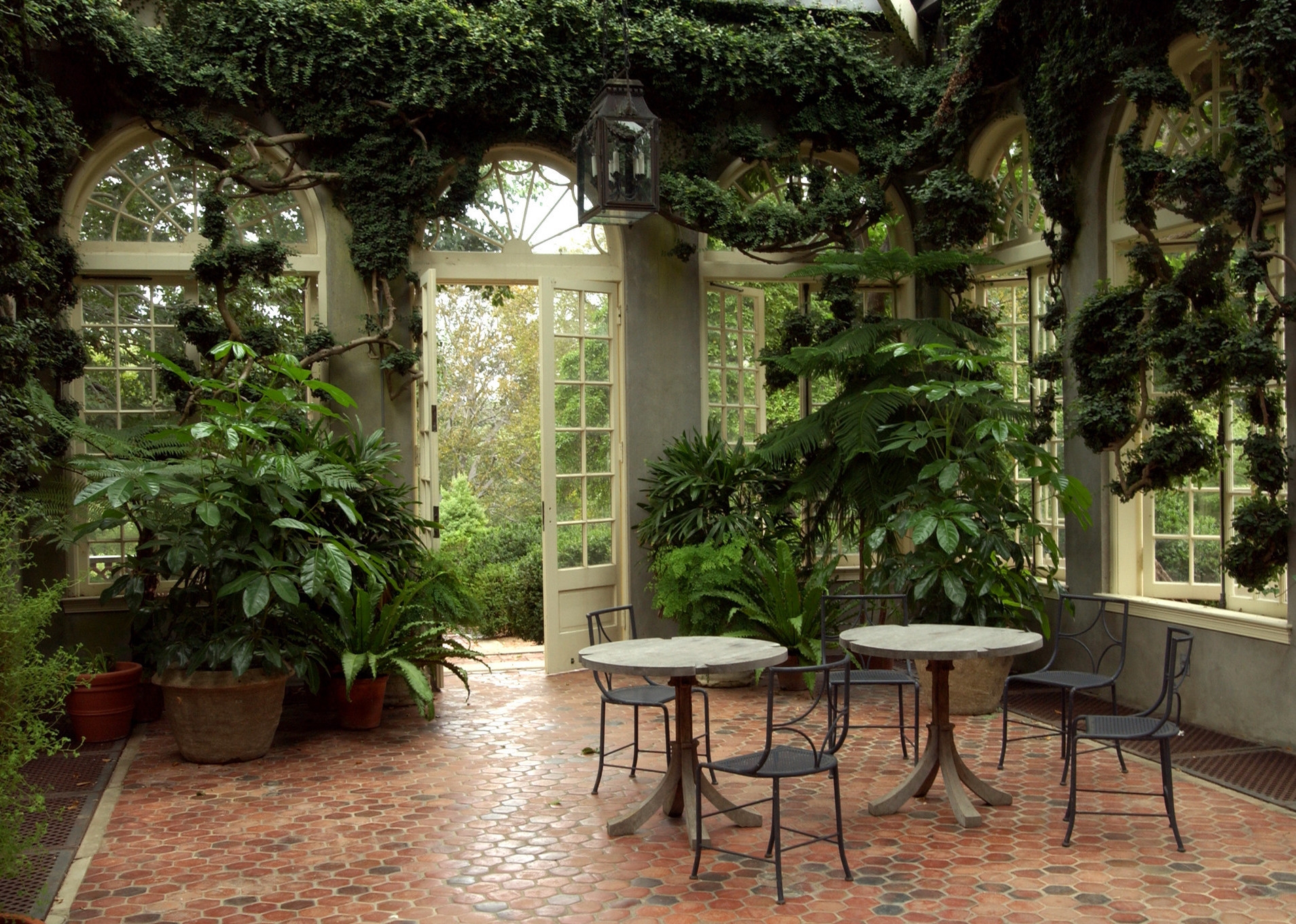 DUMBARTON OAKS lush green garden